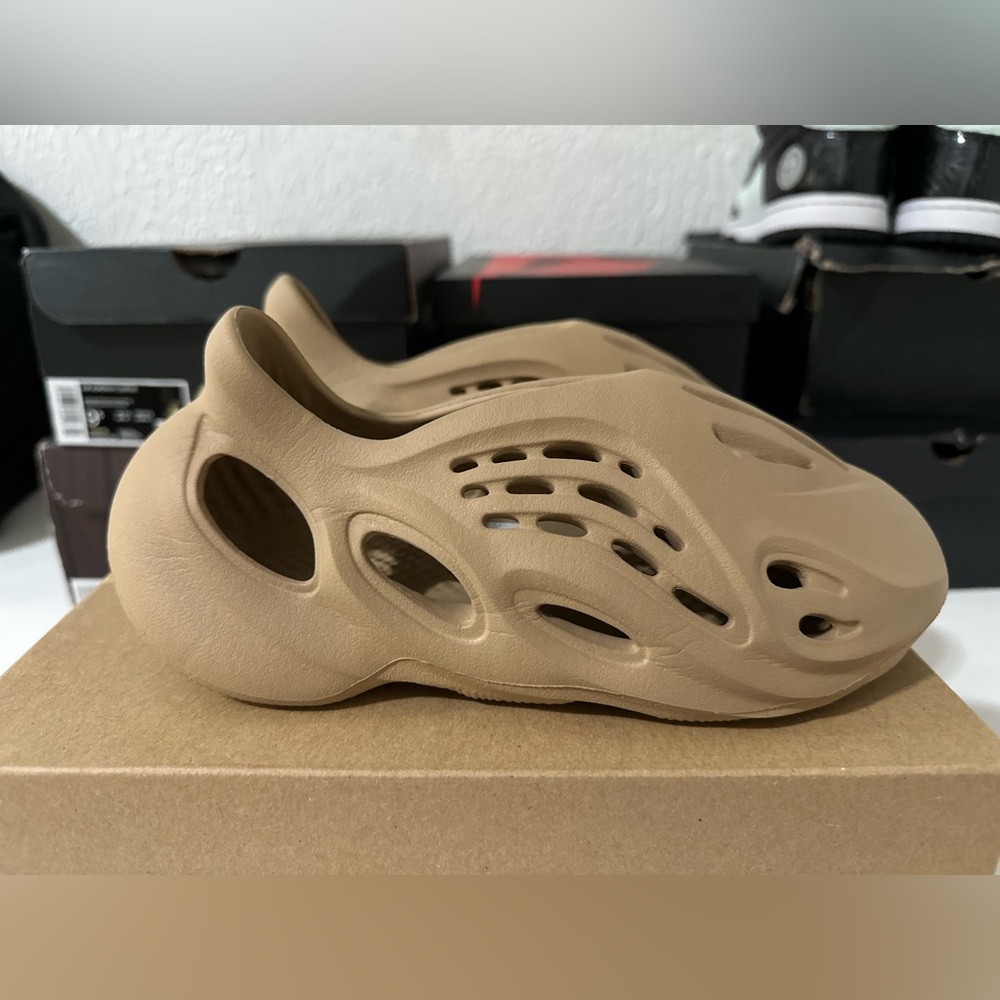 Yeezy Foam RNNR Stone Sage. Size : 5 Men / 6.5 Women